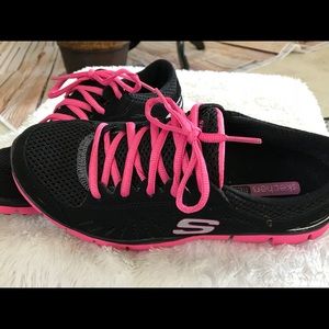 Blk n pink tennis shoes